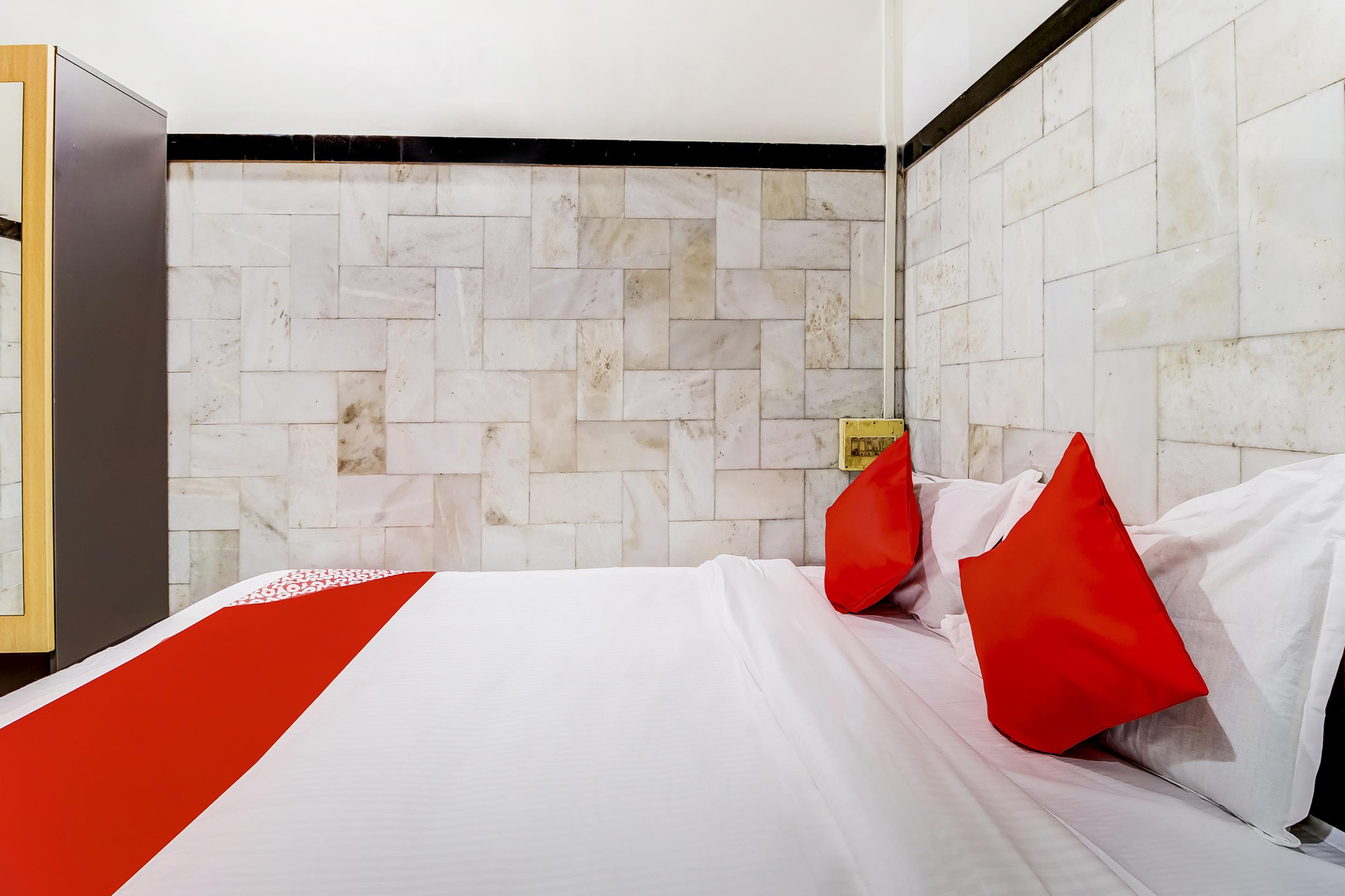 Super Oyo Hotel Dreamland Mumbai Bagian luar foto